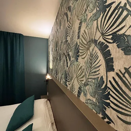 Le Valois, Centre Hotel